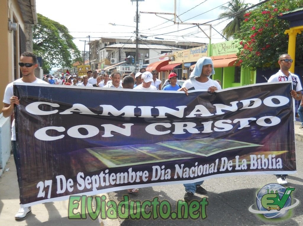 Miles de Cristianos caminan en honor a la Santa Biblia